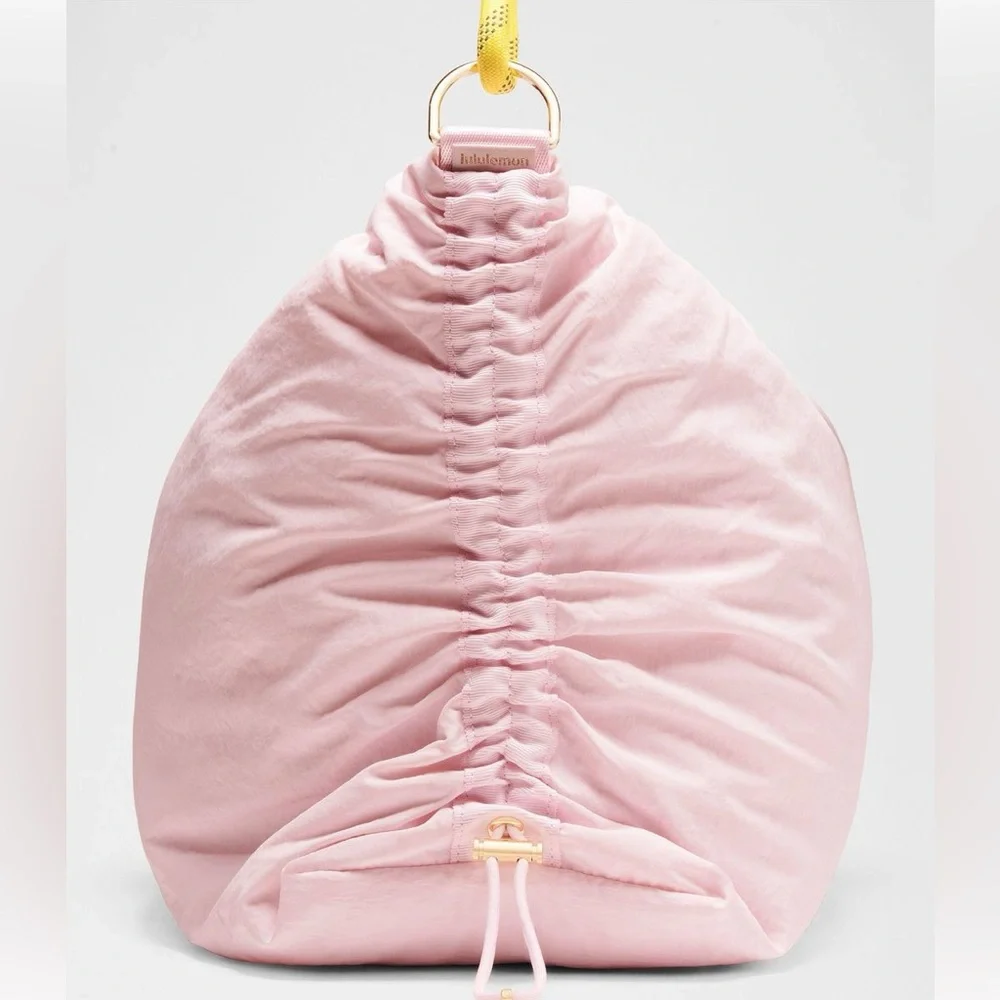 Lululemon Convertible Ruched
Crossbody Bag *Large 16L blissful pink/daisy glow - Picture 3 of 6